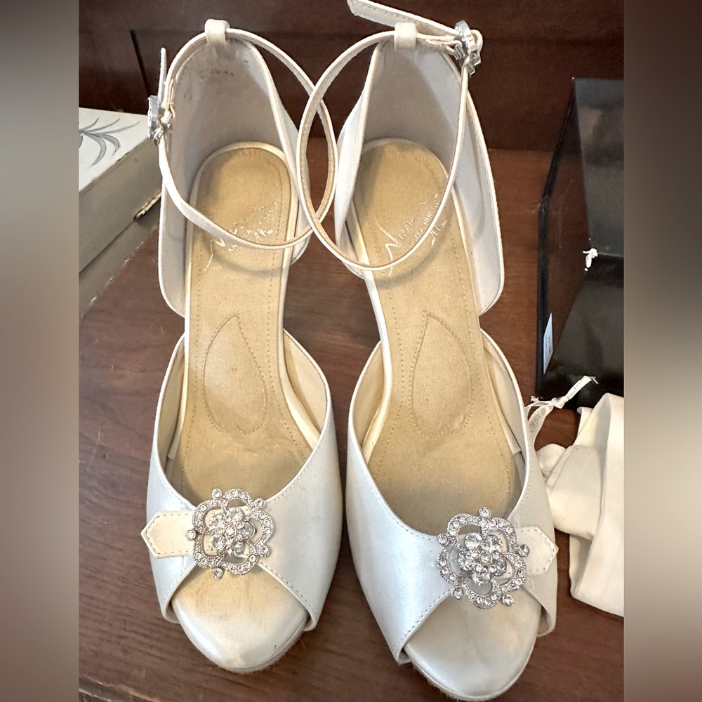 Angela Nuran Wedding Shoes - Starletta Style w/custom brooches, box, bag: Size 8